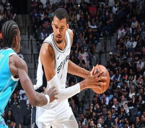 文班亞馬32+12+8卡斯?fàn)?5+10馬刺主場(chǎng)輕取黃蜂