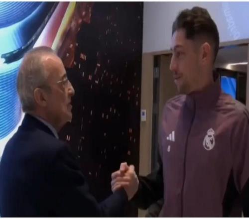 弗洛倫蒂諾在賽前接見皇馬球員，并稱贊巴爾韋德在歐冠的表現(xiàn)