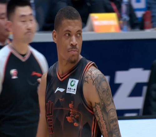 山東男籃有驚無險擊敗青島，克里斯42分刷新個人新高，新外援低迷