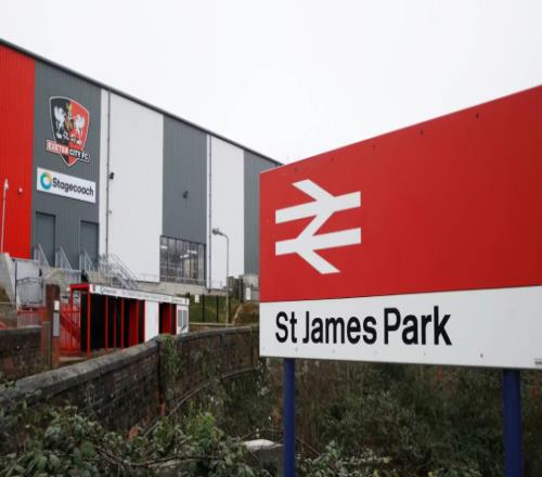 巴薩球迷鬧烏龍：從英冠到歐冠，兩個圣詹姆斯公園天差地別