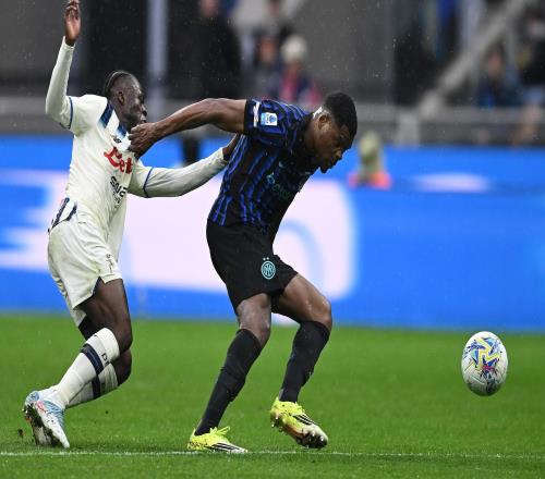 爭(zhēng)議不小國(guó)米對(duì)亞特蘭大丟球有犯規(guī)嫌疑，且疑似被漏判點(diǎn)球