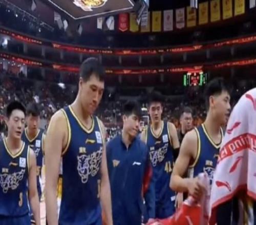 手感冰涼！廣東8位國內(nèi)球員一共得到18分，薩姆納一人37分