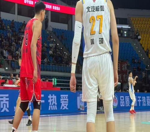 背后扣麥基一球！廣州中鋒大戰(zhàn)NBA冠軍，只給自己打6分