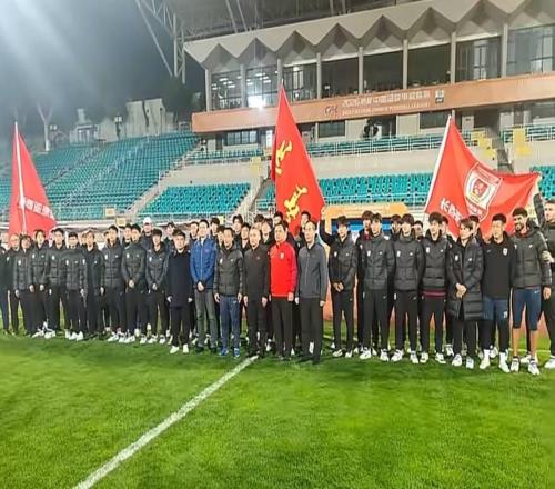 首輪客戰(zhàn)南京城市，亞泰賽前在五臺山體育場開出征儀式