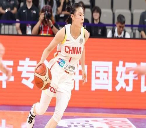 宮魯鳴下課女籃集訓2個月，打得依舊混亂，王思雨喊話不留情面