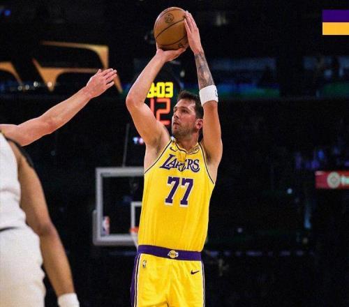 臥槽！魚(yú)躍救球+罰球扳平+加時(shí)絕殺，三巨頭“完美一戰(zhàn)”不真實(shí)！