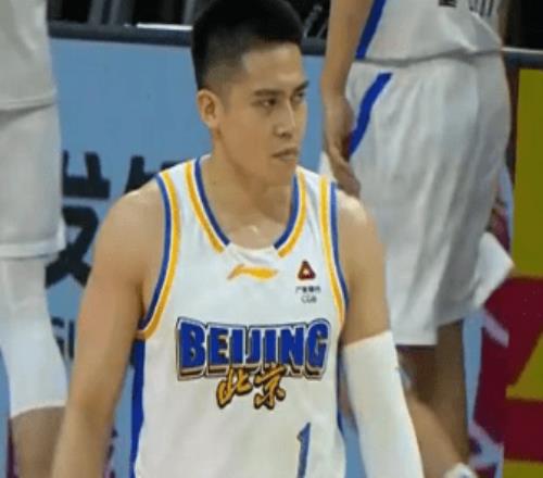 北京男篮击败广州3连胜麦基19+7陈盈骏13+5+13