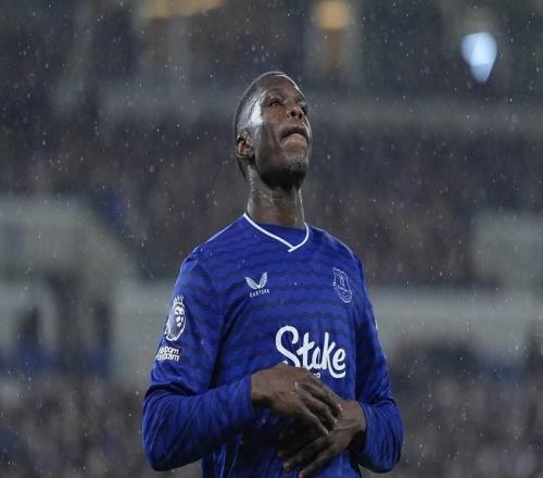 埃弗頓巴里：我朋友在酋長球場遇襲，阿森納保安護(hù)送下才離開