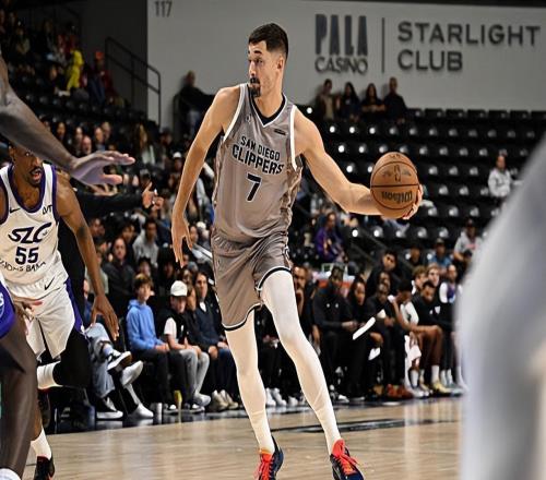 面對騎士展現(xiàn)出了超強的投射能力，強力投手能在獨行俠站穩(wěn)腳跟嗎