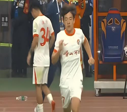 “中超神童”被盯上了！南美球探：習(xí)慣低頭帶球，閱讀比賽稚嫩