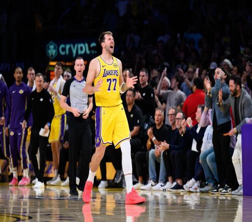 近5戰(zhàn)場(chǎng)均38+9+8！東契奇的MVP對(duì)手只剩1人，詹姆斯的第5冠有戲了