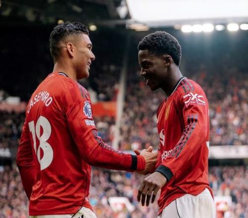 合同僅剩3個月曼聯(lián)愿續(xù)約34歲胖虎球迷高喊“再踢1年”挽留