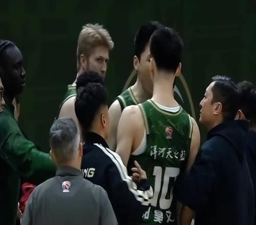 主場爆發(fā)內(nèi)訌！南京同曦主帥：比賽出現(xiàn)了突發(fā)情況我們做一些調(diào)整