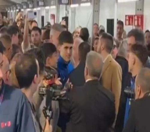 巴薩球員抵達投票現(xiàn)場，并與拉波爾塔一起慶祝比賽勝利