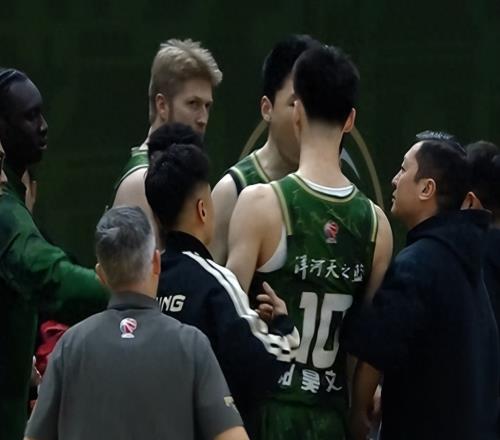 CBA罕見！隊友之間發(fā)生激烈內訌，相互推搡被主教練雙雙棄用