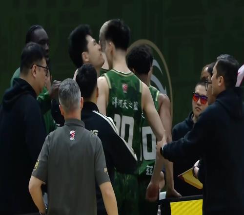 CBA瘋狂一夜！同曦爆內(nèi)訌廣州出臥底，深圳殺回前6北京成最大贏家