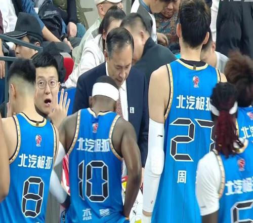 北京男籃繼續(xù)追逐戴維斯楊鳴力挺杜鋒曾繁日拳擊劉全興下體被罰