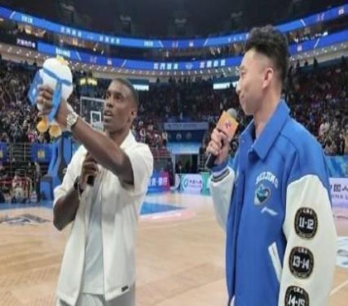 法比奥现身首钢男篮主场观赛，中场休息时带领观众为球队加油
