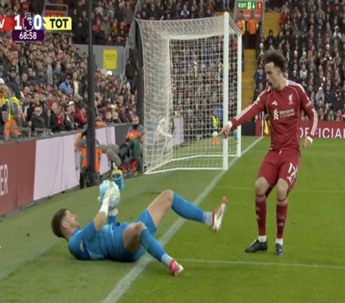 維卡里奧抱球明顯滑出底線，裁判卻未給利物浦角球