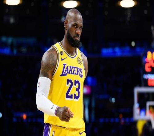 太棒，勒布朗詹姆斯稱贊現(xiàn)場屏幕上的小球迷助力湖人戰(zhàn)勝掘金