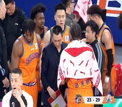 上海男籃8480逆轉(zhuǎn)青島，洛夫頓18+7+5懷特塞德11+15，米奇24+14