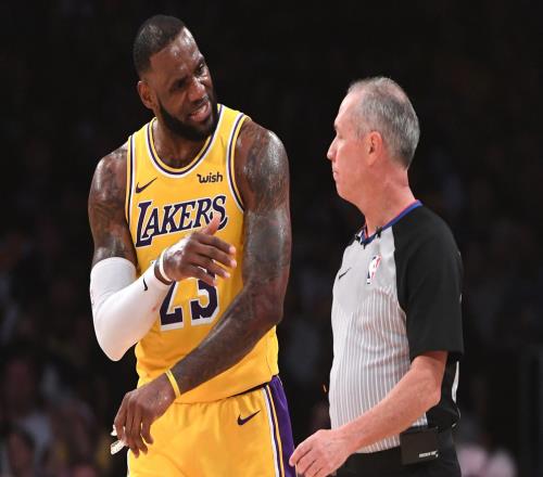 湖人消息：裁判報告出爐，東里創(chuàng)造歷史，戰(zhàn)火箭出場更新