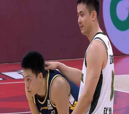 三大國(guó)手“逼宮”杜鋒廣東主場(chǎng)慘敗遼寧男籃，宏遠(yuǎn)老板提前離場(chǎng)