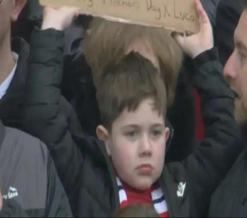 和母親節(jié)沖突，小球迷舉牌：抱歉媽媽，但我是首次現(xiàn)場看曼聯(lián)