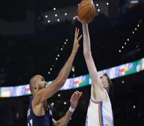 搞笑了，戈貝爾導(dǎo)致森林狼慘敗雷霆，球迷：進(jìn)攻能力差，到處亂跑