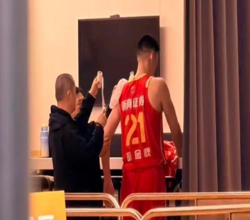 魯吐布拉真臟！搶球硬掰胡金秋手臂致受傷，賽后綁冰袋期待無礙！