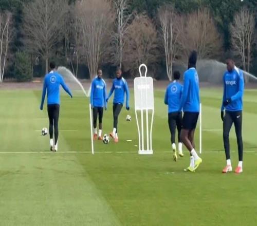 跟隊：埃斯特旺參加了切爾西的公開訓(xùn)練，里斯、約恩森缺席