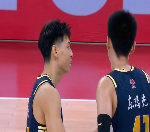 广东队被迫裁掉杜锋三大国青惨遭打压，四大国手全被骂懵了！