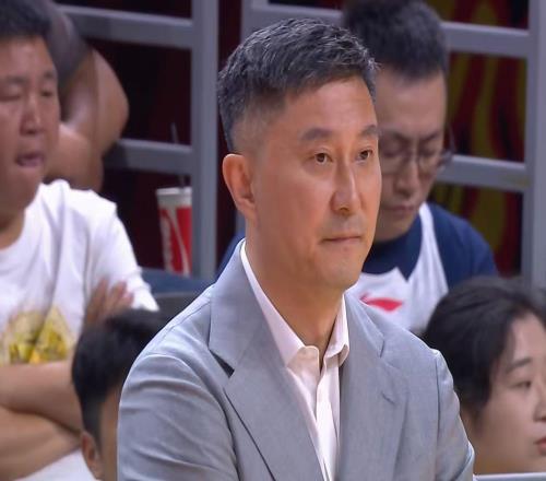 廣東隊更衣室內(nèi)訌杜鋒疑似慘遭“架空”，狂逼朱芳雨換帥！