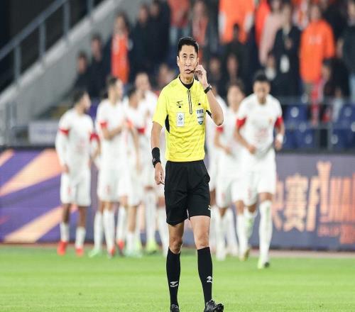中超观察超高上座率令人欣喜，争议判罚需要警惕