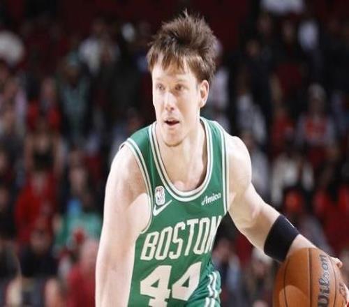 Shams：凯尔特人与双向球员马克斯舒尔加签下两年标准合同