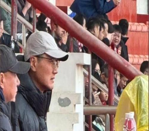大河报：国足主帅邵佳一现场观战河南vs云南，考察球员表现