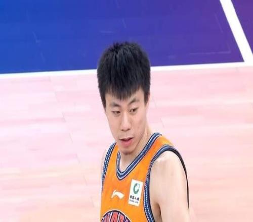 上海男籃逆轉(zhuǎn)7連勝，王哲林只打12分鐘，洛夫頓18+710人得分入賬