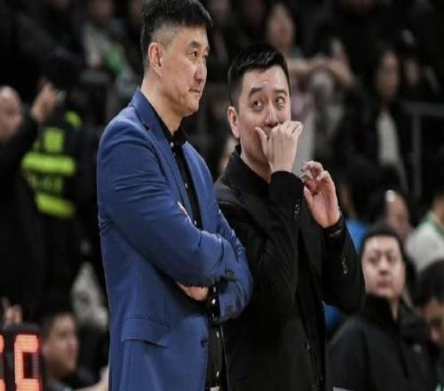 楊鳴：杜鋒一直肩扛壓力頂著球隊前進，每個教練員都值得尊重