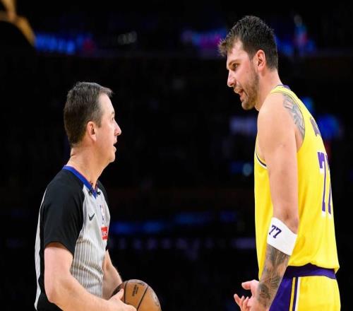 起雞皮疙瘩了，湖人隊(duì)東契奇在史詩(shī)般戰(zhàn)勝掘金隊(duì)后被現(xiàn)場(chǎng)球迷感動(dòng)