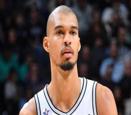 文班復(fù)出32+12+8比肩姚明！馬刺復(fù)仇黃蜂鞏固第二克努佩爾20+6