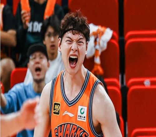 聯(lián)賽第一！上海逆轉(zhuǎn)青島豪取7連勝王哲林復(fù)出2分洛夫頓18+7