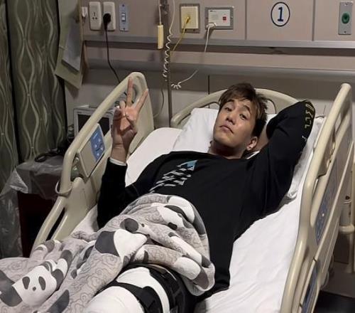 心疼郭艾倫北醫(yī)三院做完左膝手術(shù)報平安,麻藥剛過勁疼得嘴直哆嗦