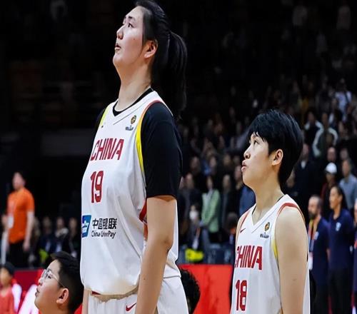 女籃退場四塔同框！李月汝韓旭互相溝通，王治郅指導(dǎo)張子宇！