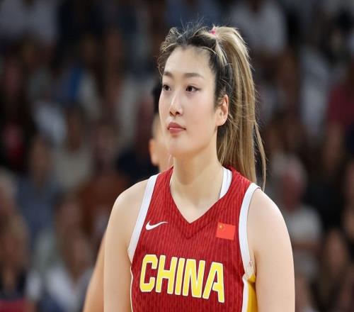 中國女籃出線不到一天，宮魯鳴主動求變！蘇群暗示李夢應(yīng)該回歸