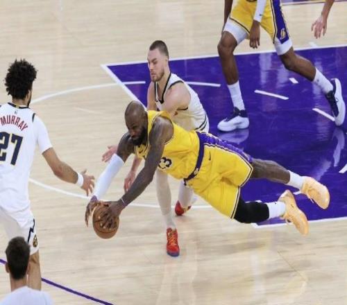 詹姆斯曬傷口照片：那或許是年度最佳倒地救球！疼死了！