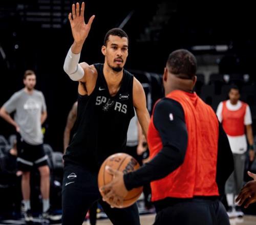 卡斯?fàn)?3分7板8助馬刺險(xiǎn)勝快船，文班亞馬21分13板加蘭25分10助