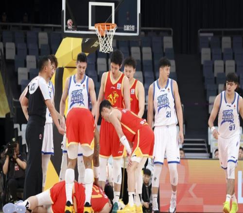 胡金秋傷情出爐：初步檢查胳膊沒有傷到骨頭還需進(jìn)行核磁確認(rèn)