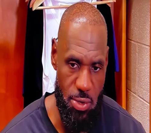 三次暴扣驚技四座！41歲詹皇復(fù)出全勝賽后稱渾身酸痛雷迪克點贊