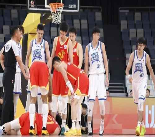 媒體人：胡金秋肩膀被拉傷導(dǎo)致胳膊無(wú)法抬起，萬(wàn)幸未傷到骨頭