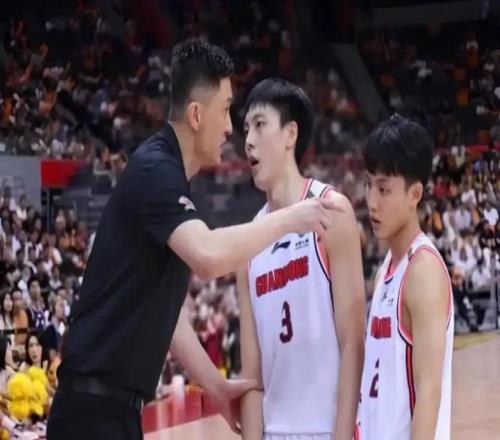 廣東本土球員得分不及薩姆納一半，球迷吐槽，杜鋒該反思執(zhí)教